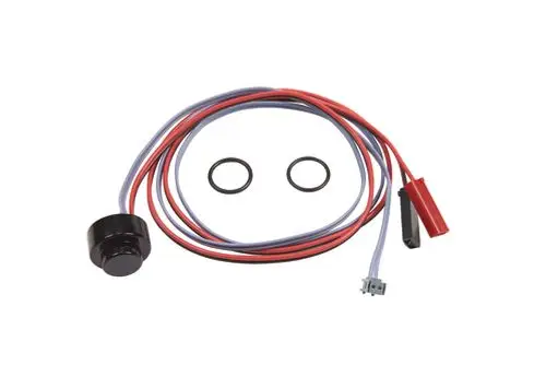 Kabelgebundener IR-Sensor von Ideal Standard mit zwei O-Ringen und mehreren farbigen Drähten zur elektrischen Verbindung.
